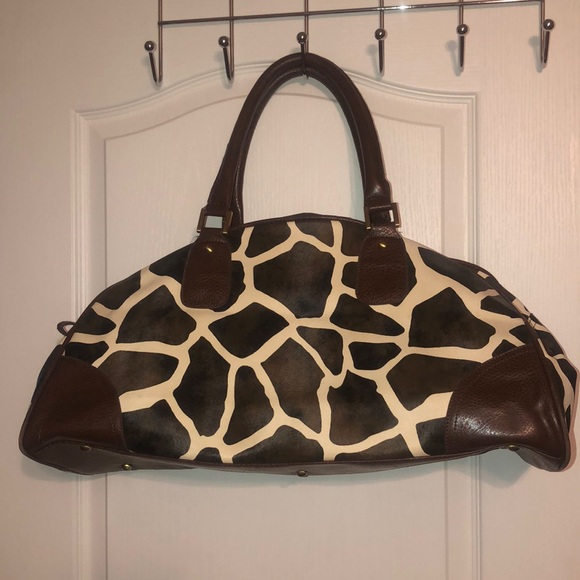 Handbags - 🔥Giraffe print travel bag🔥